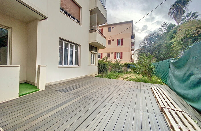 NICE CALIFORNIE, À DEUX PAS DE LA MER, UN DUPLEX ATYPIQUE AVEC 100 M² DE JARDIN — photo 2