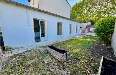 VILLENEUVE SUR LOT , appartement meublé lumineux T2 de plain pied avec JARDIN CLOS. Appartement d'environ 39,92 m2 comprenant : une pièce de vie avec coin cuisine équipée (four, plaque, hotte), petit salon, chambr avec placard, salle d'eau, WC et un jardi — photo du bien