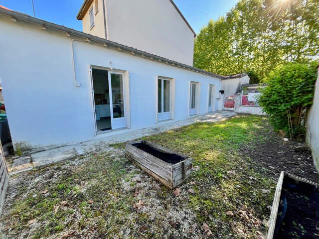 VILLENEUVE SUR LOT , appartement meublé lumineux T2 de plain pied avec JARDIN CLOS. Appartement d'environ 39,92 m2 comprenant : une pièce de vie avec coin cuisine équipée (four, plaque, hotte), petit salon, chambr avec placard, salle d'eau, WC et un jardi — photo du bien