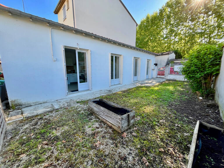 VILLENEUVE SUR LOT , appartement meublé lumineux T2 de plain pied avec JARDIN CLOS. Appartement d'environ 39,92 m2 comprenant : une pièce de vie avec coin cuisine équipée (four, plaque, hotte), petit salon, chambr avec placard, salle d'eau, WC et un jardi — photo 1