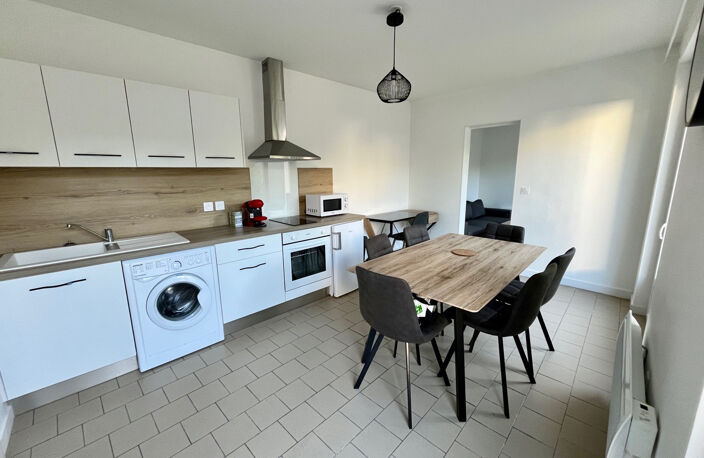 VILLENEUVE SUR LOT , appartement meublé lumineux T2 de plain pied avec JARDIN CLOS. Appartement d'environ 39,92 m2 comprenant : une pièce de vie avec coin cuisine équipée (four, plaque, hotte), petit salon, chambr avec placard, salle d'eau, WC et un jardi — photo 2
