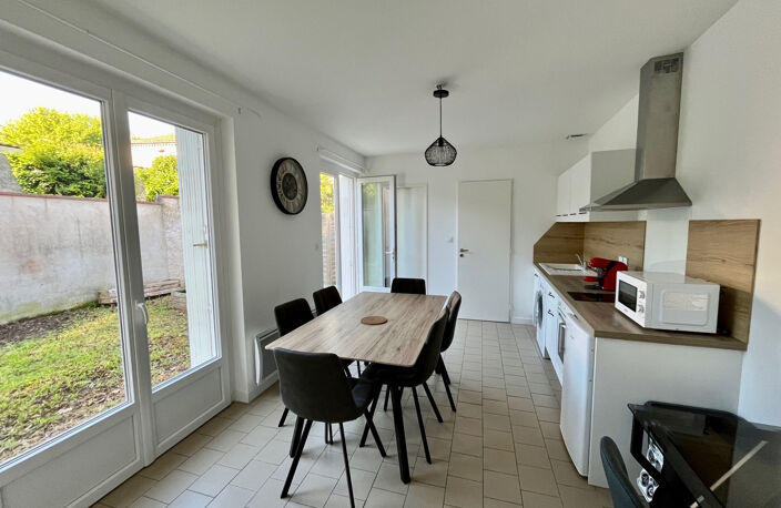 VILLENEUVE SUR LOT , appartement meublé lumineux T2 de plain pied avec JARDIN CLOS. Appartement d'environ 39,92 m2 comprenant : une pièce de vie avec coin cuisine équipée (four, plaque, hotte), petit salon, chambr avec placard, salle d'eau, WC et un jardi — photo 3