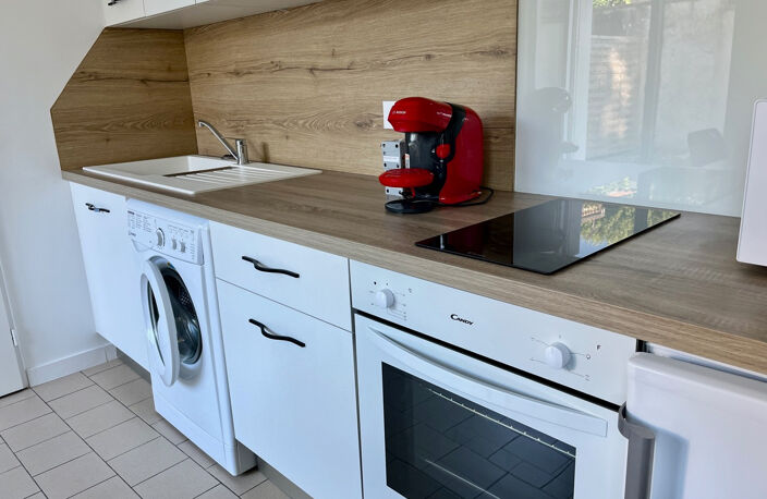 VILLENEUVE SUR LOT , appartement meublé lumineux T2 de plain pied avec JARDIN CLOS. Appartement d'environ 39,92 m2 comprenant : une pièce de vie avec coin cuisine équipée (four, plaque, hotte), petit salon, chambr avec placard, salle d'eau, WC et un jardi — photo 4