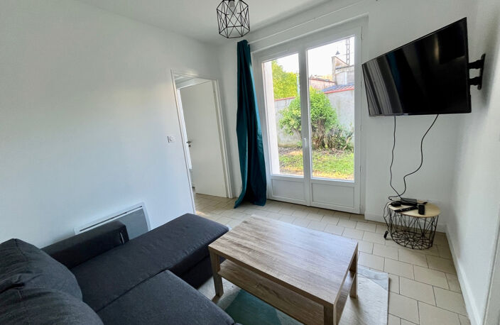 VILLENEUVE SUR LOT , appartement meublé lumineux T2 de plain pied avec JARDIN CLOS. Appartement d'environ 39,92 m2 comprenant : une pièce de vie avec coin cuisine équipée (four, plaque, hotte), petit salon, chambr avec placard, salle d'eau, WC et un jardi — photo 5