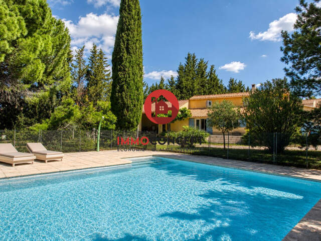 Villa familiale au coeur d'un parc arboré avec piscine — photo du bien