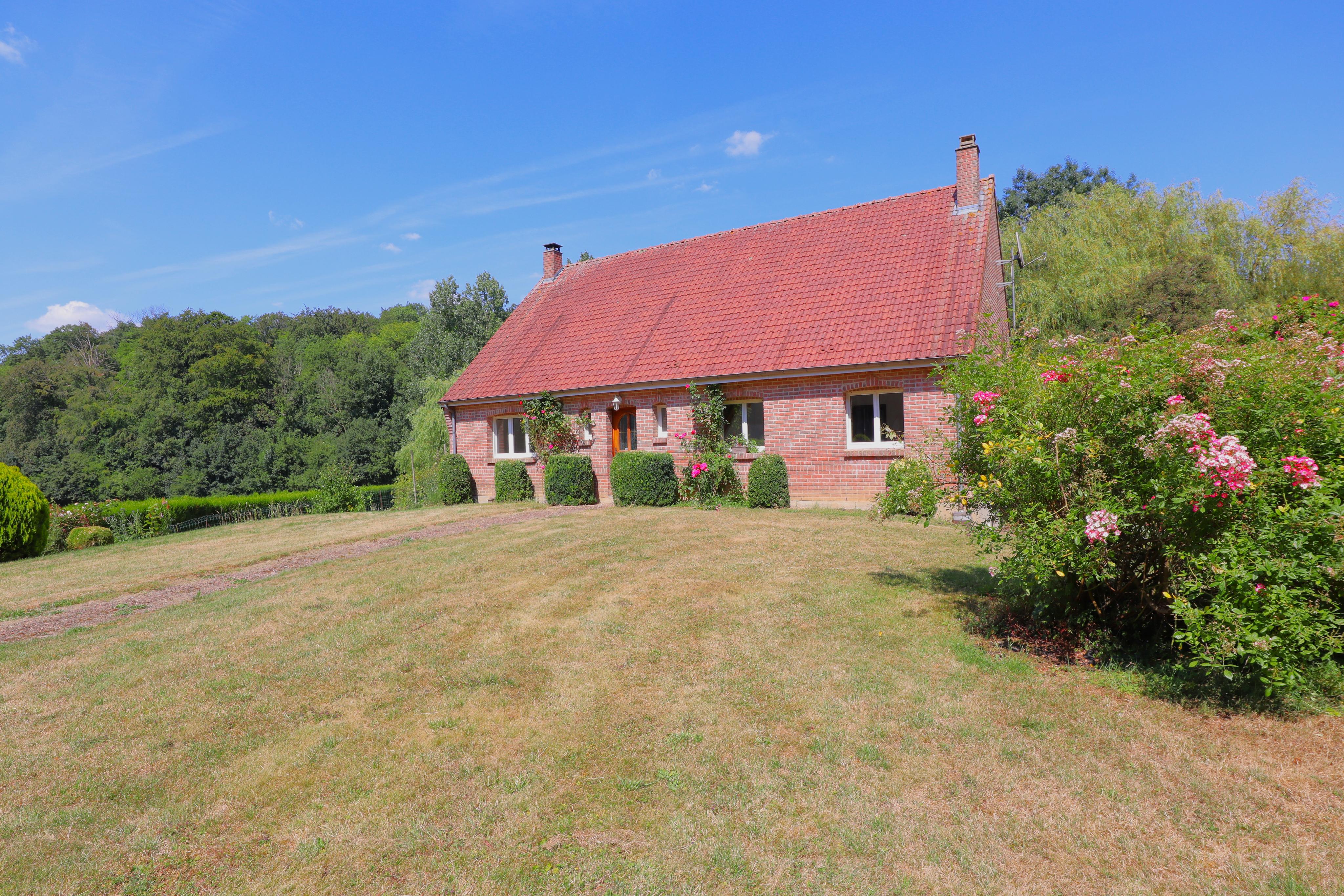 Pavillon de plain-pied, grand terrain avec combles aménageables et sous-sol complet.