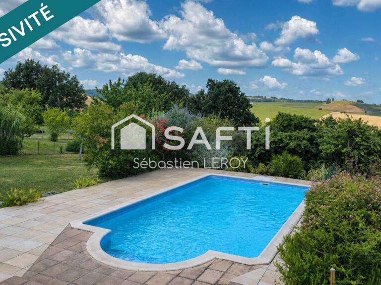 Maison familiale avec piscine et grand terrain. — photo 1