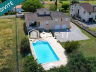 Maison familiale avec piscine et grand terrain. — photo 2