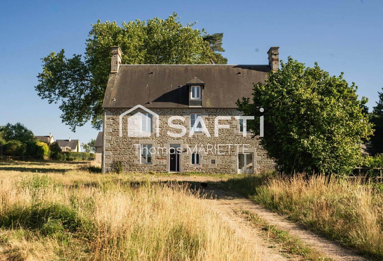 Coup de cœur pour les amateurs de charme et de grands projets ! Découvrez cette authentique maison de caractère de 178 m², sa superbe dépendance de 200 m² et son terrain de 11 360 m² dont une partie constructible. Un bien rare offrant un potentiel exceptionnel à seulement quelques minutes de Vire Normandie. — photo 1