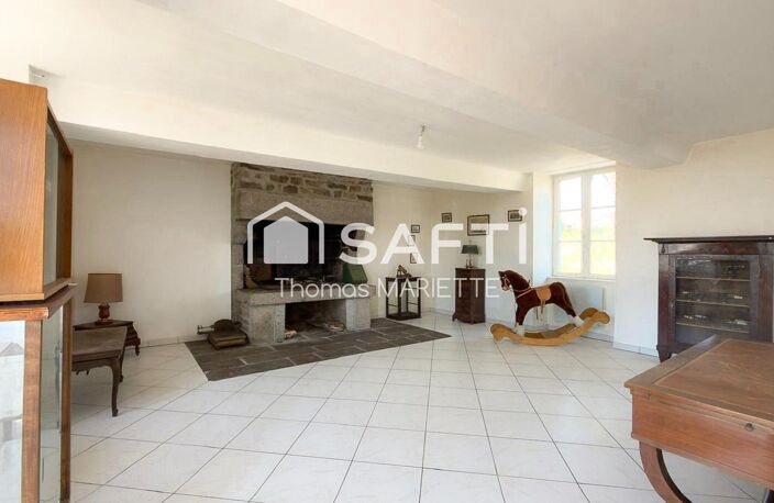 Coup de cœur pour les amateurs de charme et de grands projets ! Découvrez cette authentique maison de caractère de 178 m², sa superbe dépendance de 200 m² et son terrain de 11 360 m² dont une partie constructible. Un bien rare offrant un potentiel exceptionnel à seulement quelques minutes de Vire Normandie. — photo 3