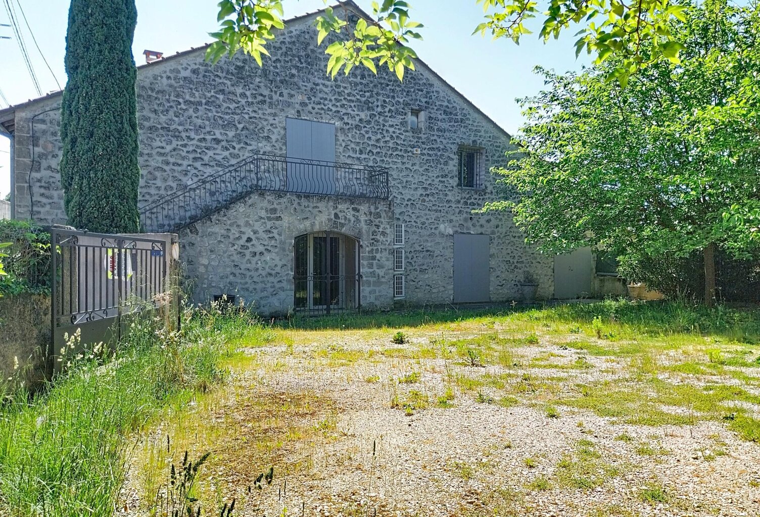 Maison en pierre avec bureaux et parkings — photo 1