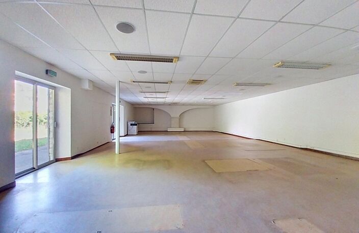 Maison en pierre avec bureaux et parkings — photo 3