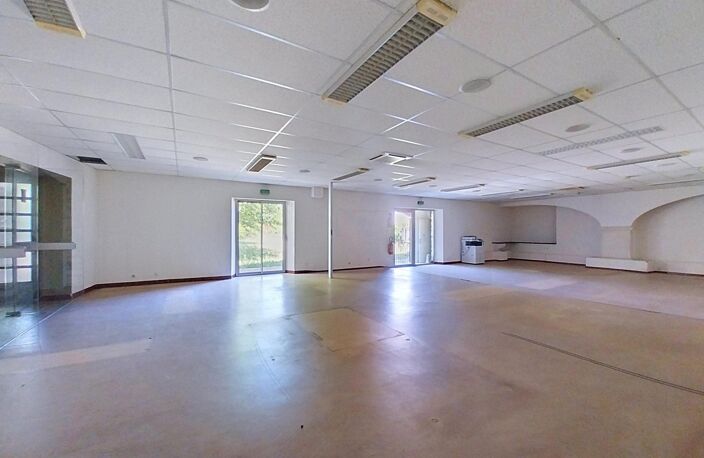 Maison en pierre avec bureaux et parkings — photo 4