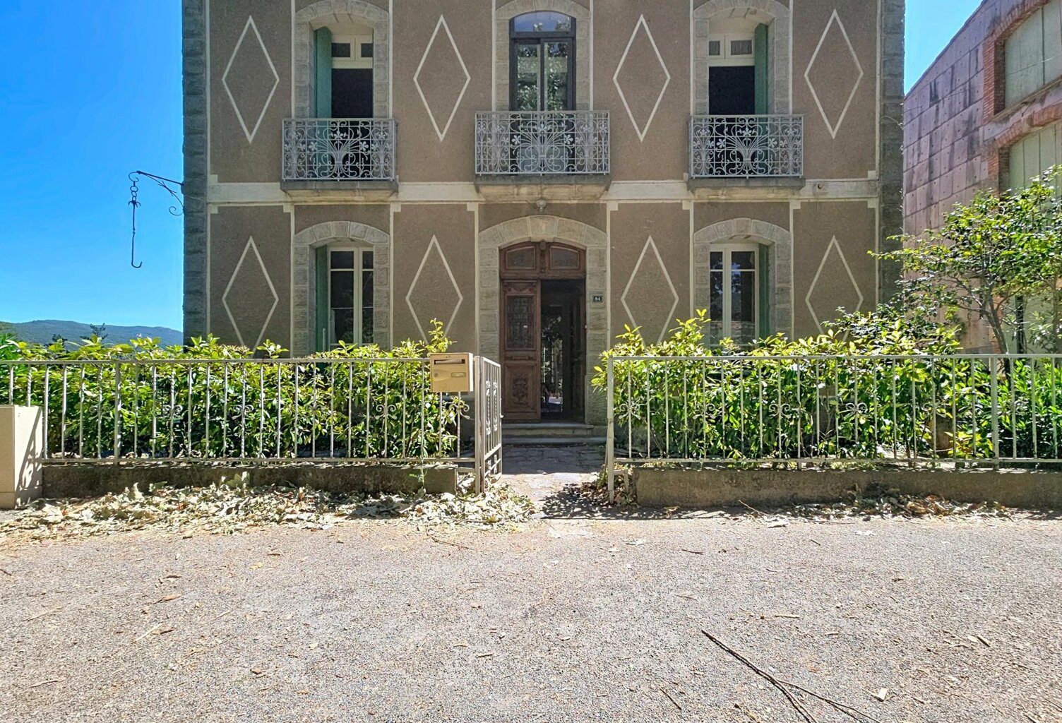 Une authentique maison de caractère aux volumes remarquables, idéale pour une grande famille ou un projet touristique. — photo 1