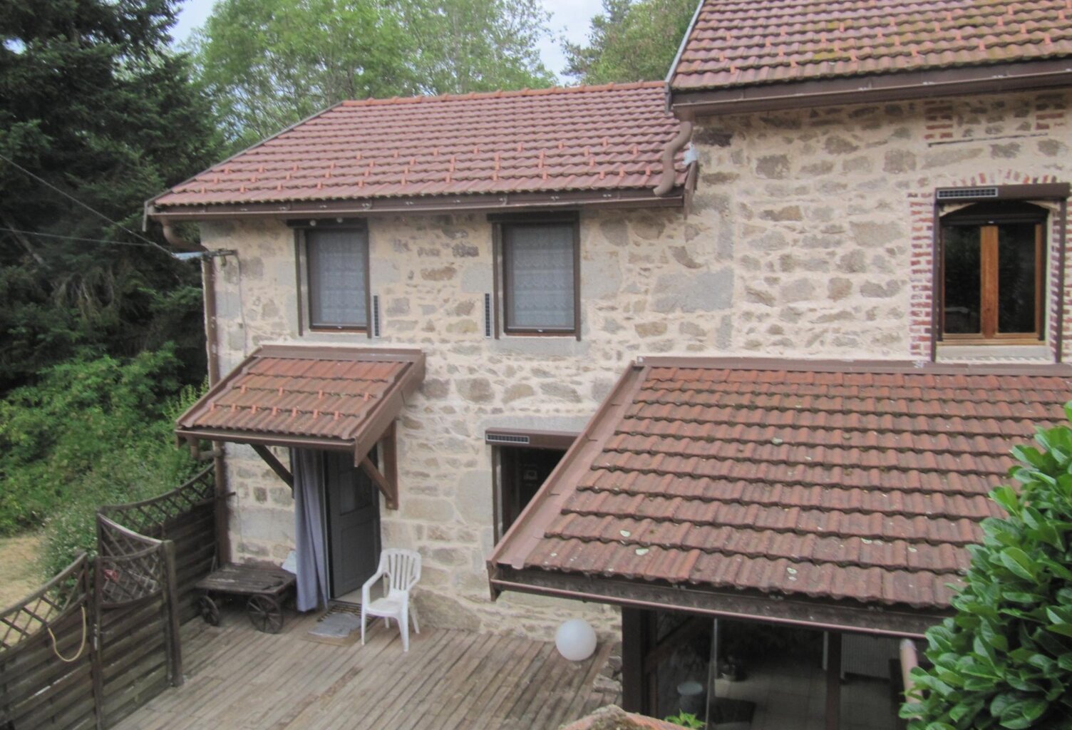 Belle maison en pierre de 120 m² habitables, avec terrasse en lames de bois, grange à proximité, sur un terrain d'environ 7000 m². Tranquillité, vue dégagée, forêt, montagne, sont des arguments associés au bien — photo 1