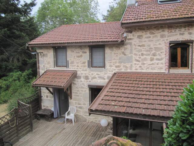 Belle maison en pierre de 120 m² habitables, avec terrasse en lames de bois, grange à proximité, sur un terrain d'environ 7000 m². Tranquillité, vue dégagée, forêt, montagne, sont des arguments associés au bien — photo du bien