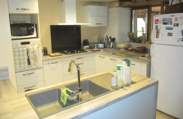 Belle maison en pierre de 120 m² habitables, avec terrasse en lames de bois, grange à proximité, sur un terrain d'environ 7000 m². Tranquillité, vue dégagée, forêt, montagne, sont des arguments associés au bien — photo 2
