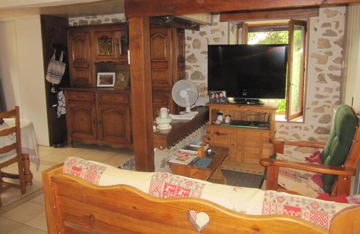 Belle maison en pierre de 120 m² habitables, avec terrasse en lames de bois, grange à proximité, sur un terrain d'environ 7000 m². Tranquillité, vue dégagée, forêt, montagne, sont des arguments associés au bien — photo 3