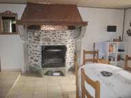 Belle maison en pierre de 120 m² habitables, avec terrasse en lames de bois, grange à proximité, sur un terrain d'environ 7000 m². Tranquillité, vue dégagée, forêt, montagne, sont des arguments associés au bien — photo 4