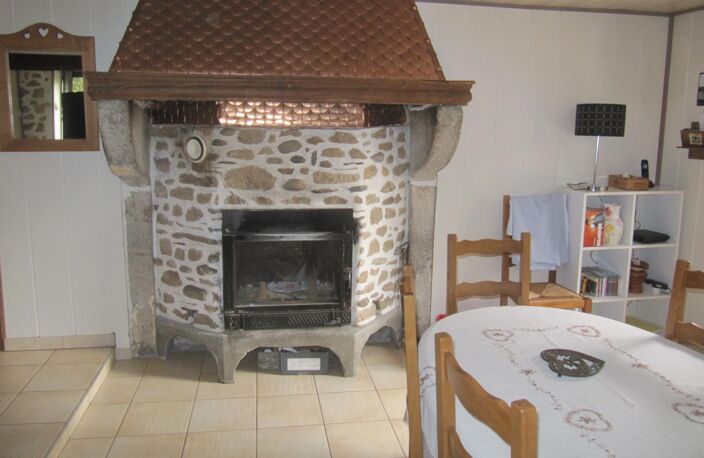 Belle maison en pierre de 120 m² habitables, avec terrasse en lames de bois, grange à proximité, sur un terrain d'environ 7000 m². Tranquillité, vue dégagée, forêt, montagne, sont des arguments associés au bien — photo 4