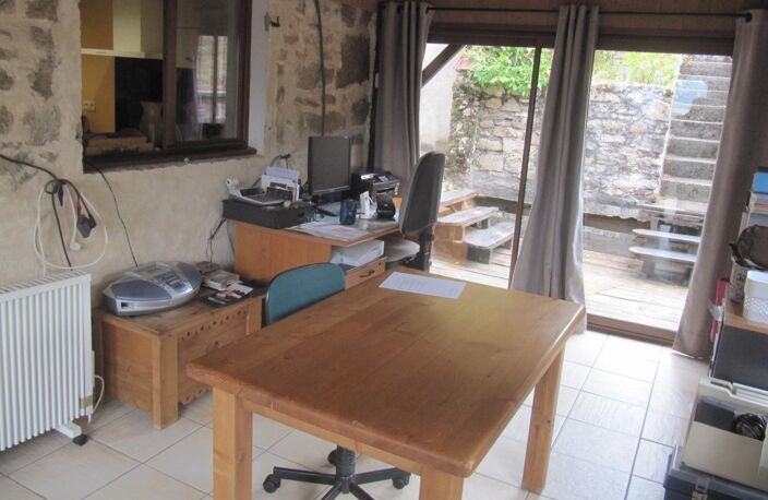 Belle maison en pierre de 120 m² habitables, avec terrasse en lames de bois, grange à proximité, sur un terrain d'environ 7000 m². Tranquillité, vue dégagée, forêt, montagne, sont des arguments associés au bien — photo 5