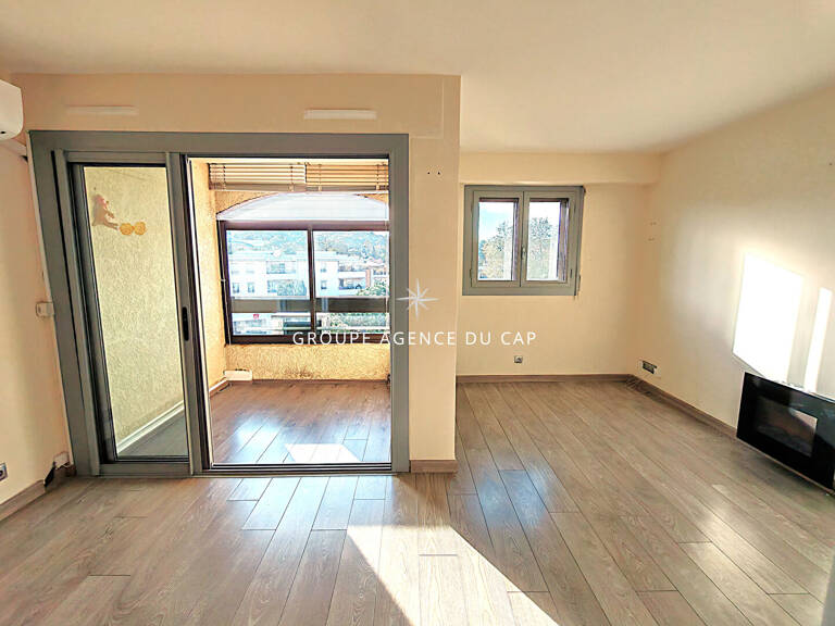 A VENDRE - APPARTEMENT 2 PIECES CENTRE VILLE - 200M DE LA MER - GARAGE EN OPTION - SAINT AYGULF — photo 1