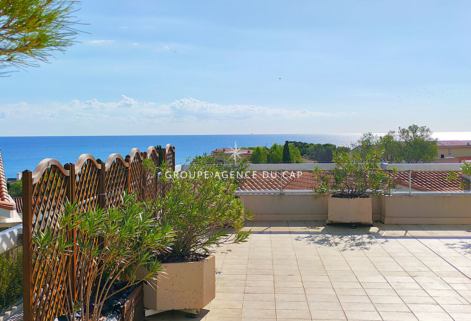 EXCLUSIVITE : A VENDRE APPARTEMENT TRES BELLE VUE MER DANS RESIDENCE SECURISEE AVEC PISCINE 3 PIECES 2 CHAMBRES TERRASSE SUR LE TOIT ET VERANDA CAVE PARKING ET POSSIBILITE GARAGE 600M DU CENTRE VILLE DE SAINT AYGULF — photo 1