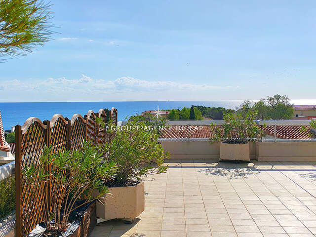 EXCLUSIVITE : A VENDRE APPARTEMENT TRES BELLE VUE MER DANS RESIDENCE SECURISEE AVEC PISCINE 3 PIECES 2 CHAMBRES TERRASSE SUR LE TOIT ET VERANDA CAVE PARKING ET POSSIBILITE GARAGE 600M DU CENTRE VILLE DE SAINT AYGULF — photo du bien