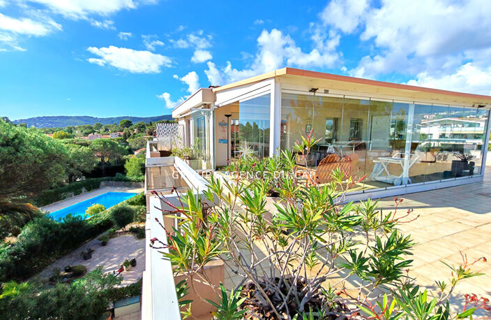EXCLUSIVITE : A VENDRE APPARTEMENT TRES BELLE VUE MER DANS RESIDENCE SECURISEE AVEC PISCINE 3 PIECES 2 CHAMBRES TERRASSE SUR LE TOIT ET VERANDA CAVE PARKING ET POSSIBILITE GARAGE 600M DU CENTRE VILLE DE SAINT AYGULF — photo 2