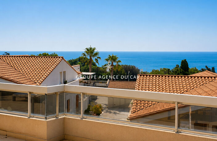 EXCLUSIVITE : A VENDRE APPARTEMENT TRES BELLE VUE MER DANS RESIDENCE SECURISEE AVEC PISCINE 3 PIECES 2 CHAMBRES TERRASSE SUR LE TOIT ET VERANDA CAVE PARKING ET POSSIBILITE GARAGE 600M DU CENTRE VILLE DE SAINT AYGULF — photo 4