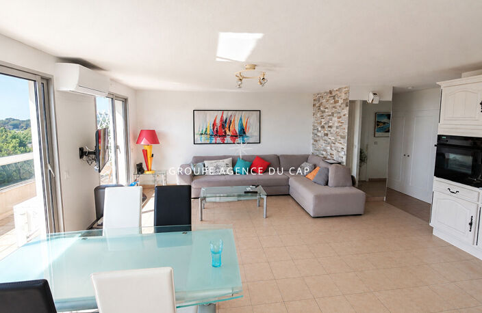 EXCLUSIVITE : A VENDRE APPARTEMENT TRES BELLE VUE MER DANS RESIDENCE SECURISEE AVEC PISCINE 3 PIECES 2 CHAMBRES TERRASSE SUR LE TOIT ET VERANDA CAVE PARKING ET POSSIBILITE GARAGE 600M DU CENTRE VILLE DE SAINT AYGULF — photo 5