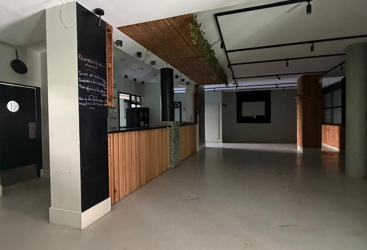 Local Commercial 266m2 — photo 1