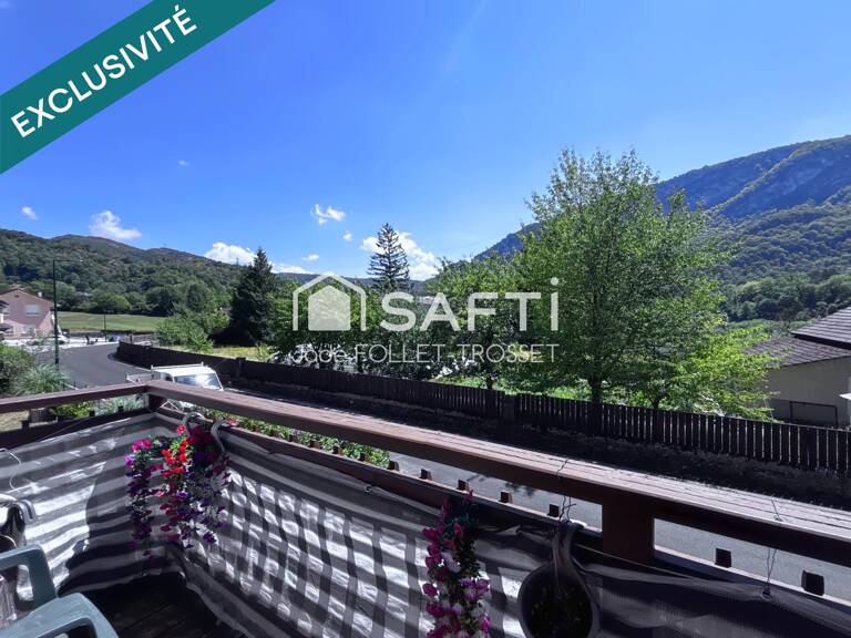À Thoirette, une maison nichée au pied de la petite montagne du Jura — photo 1