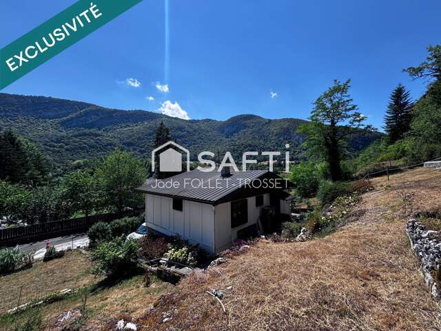 À Thoirette, une maison nichée au pied de la petite montagne du Jura — photo du bien