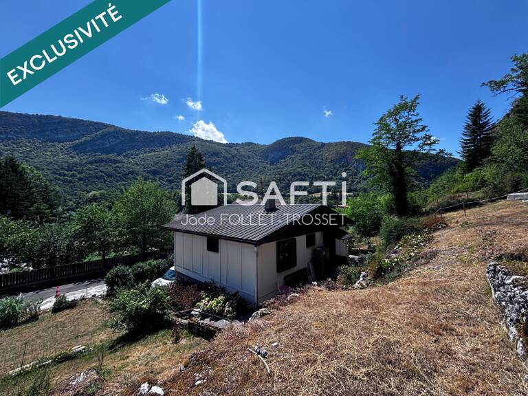 À Thoirette, une maison nichée au pied de la petite montagne du Jura — photo 1