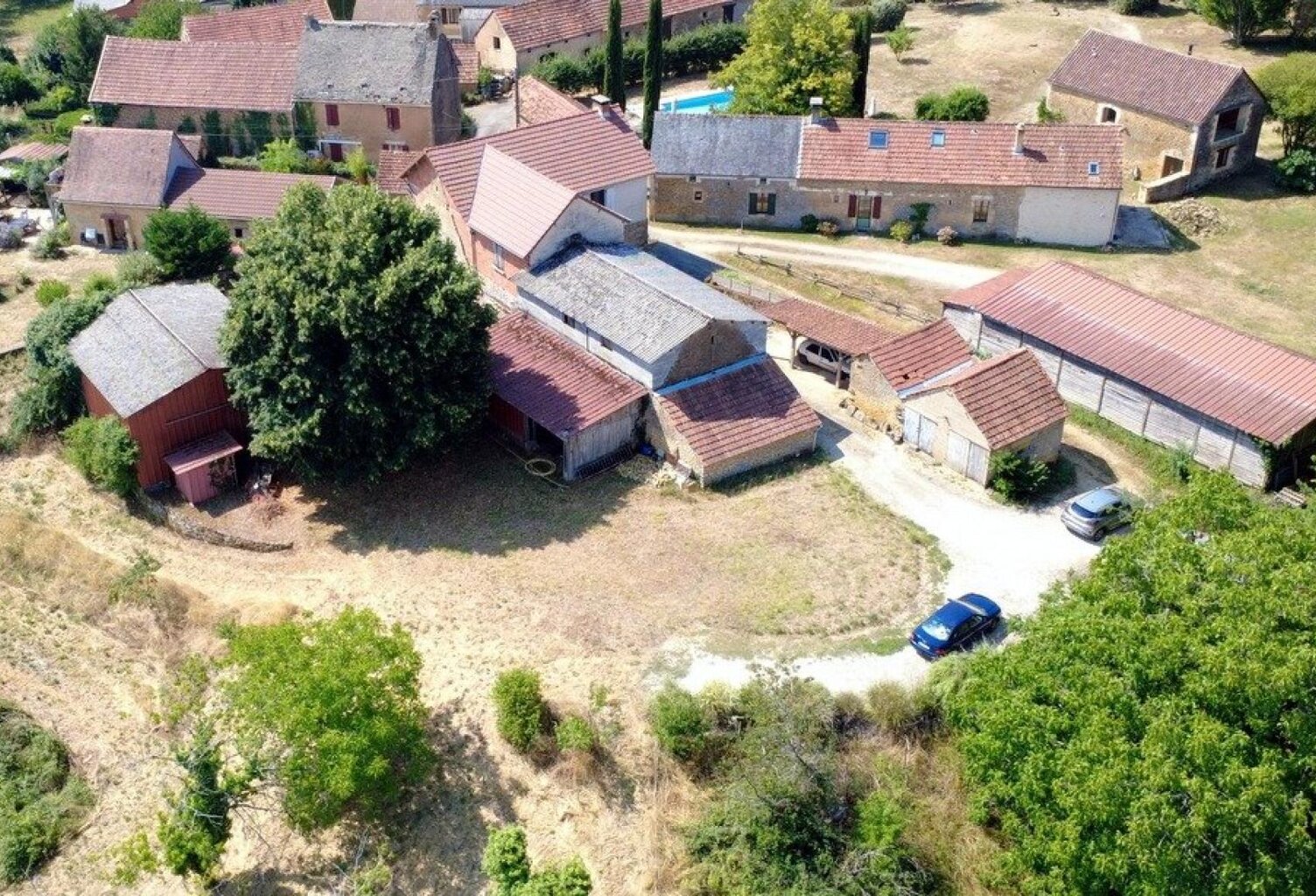 Corps de ferme composé d'une maison 5 pièces  et dépendances — photo 1