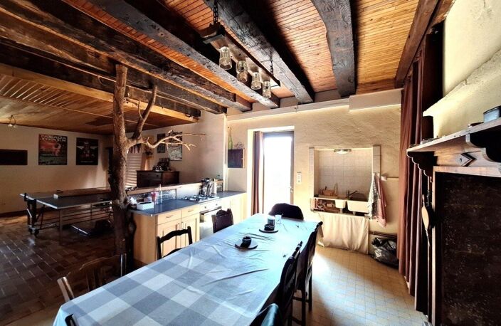 Corps de ferme composé d'une maison 5 pièces  et dépendances — photo 4
