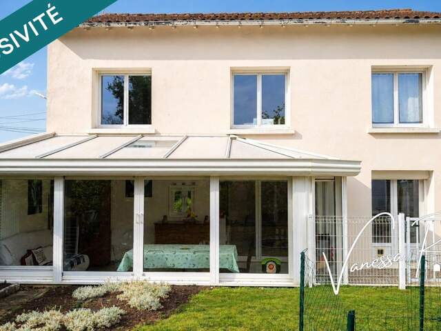 À Saintes, quartier Abbaye maison de 135 m² offrant deux espaces de vie distincts, un jardin, et véranda — photo du bien