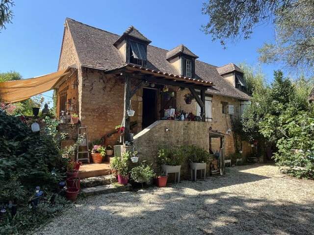 Maison en pierre de 6 pièces principales — photo du bien