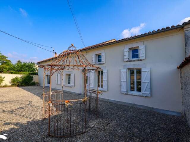 Maison en pierre de 5 pièces principales — photo du bien