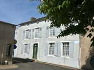 GRANDE MAISON DE BOURG AVEC CACHET, 3 CHAMBRES (possibilités ++), BEAUX VOLUMES, ESPACES AMÉNAGEABLES, JARDIN — photo 2