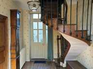 GRANDE MAISON DE BOURG AVEC CACHET, 3 CHAMBRES (possibilités ++), BEAUX VOLUMES, ESPACES AMÉNAGEABLES, JARDIN — photo 3