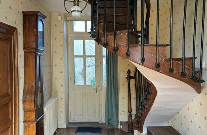 GRANDE MAISON DE BOURG AVEC CACHET, 3 CHAMBRES (possibilités ++), BEAUX VOLUMES, ESPACES AMÉNAGEABLES, JARDIN — photo 3