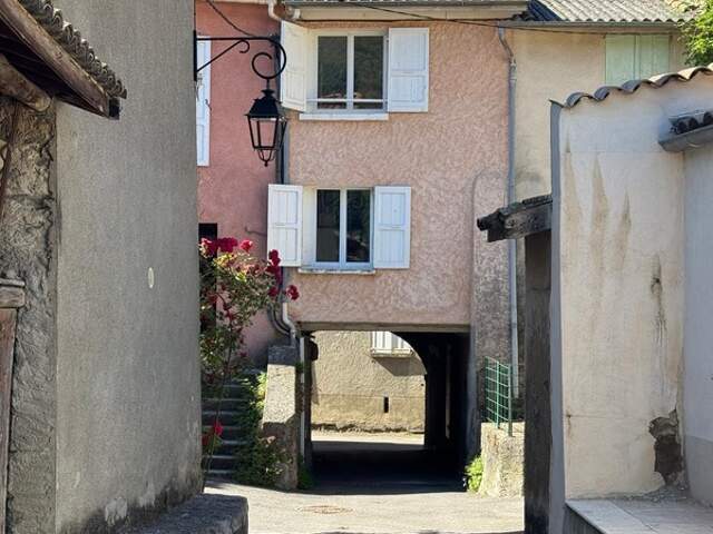 🏡 À VENDRE : Maison de village suspendue T4 atypique (~75 m²) – Le Brusquet — photo du bien