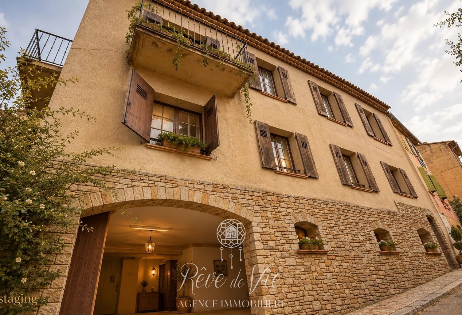 GRANDE MAISON AVEC GARAGE AU CŒUR DU VILLAGE DE BORMES-LES-MIMOS — photo 1
