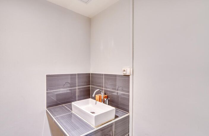 Idéal invest : Studio 32 m² rénové intégralement – Quartier Gorge de Loup — photo 5