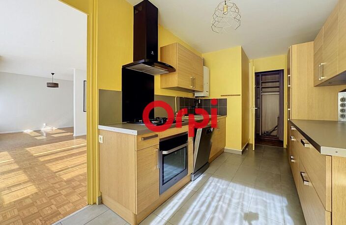 T5 de 90m² avec balcon, dernier étage — photo 3