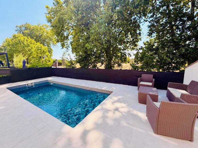 Maison À Vendre à Uzès : 5 pièces sur petite parcelle avec piscine et stationnement. Vite ! — photo 1