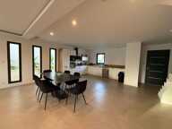 Maison À Vendre à Uzès : 5 pièces sur petite parcelle avec piscine et stationnement. Vite ! — photo 4