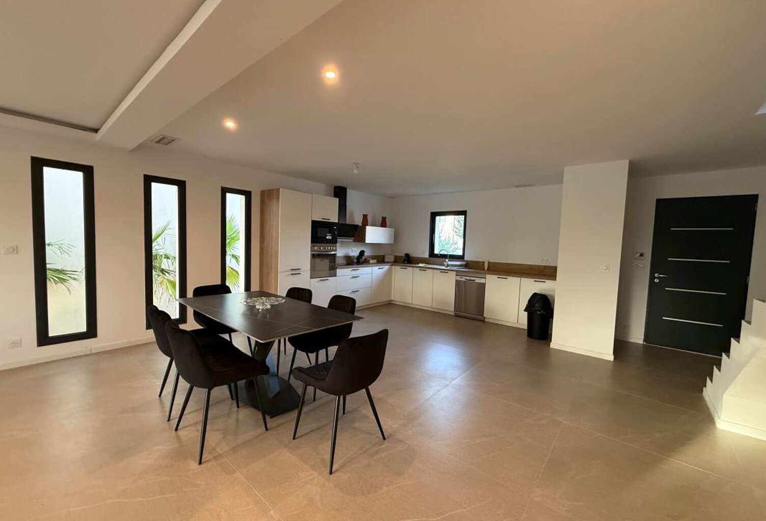 Maison À Vendre à Uzès : 5 pièces sur petite parcelle avec piscine et stationnement. Vite ! — photo 1